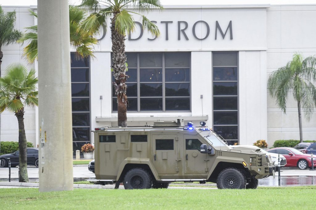 Did a balloon start the Boca Raton Town Center Mall ruckus